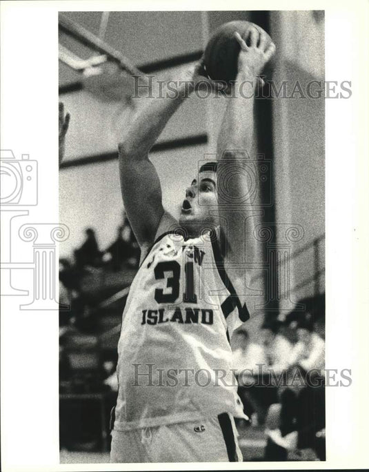 1990 Press Photo College of Staten Island Basketball Player
