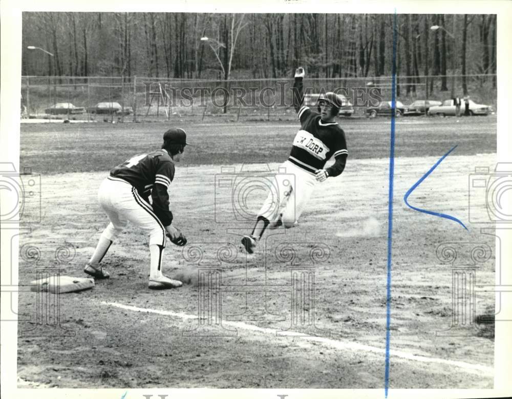 1979 Press Photo New Dorp H.S. Runner in Baseball Game Versus Tottenville H.S. - Historic Images