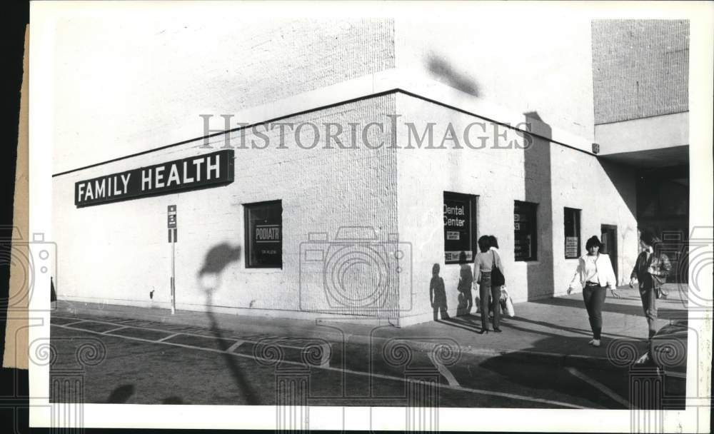 1983 Press Photo Family Health Center, Walk-In Emergency Clinic, New Springville- Historic Images