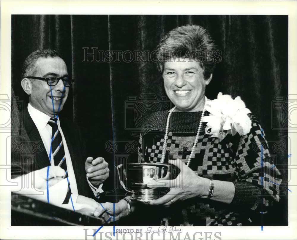 1986 Press Photo Golfer Nancy Avis given Women of Achievement Award - sia25184 - Historic Images