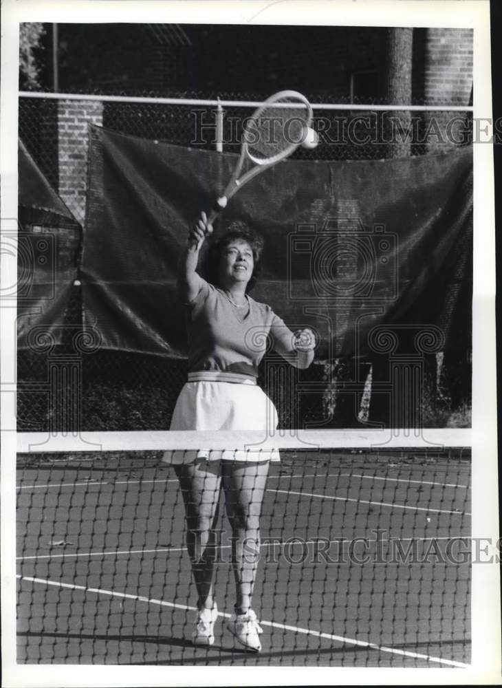 1982 Press Photo Terry Bertolli Enjoys a Game of Tennis - sia25587- Historic Images