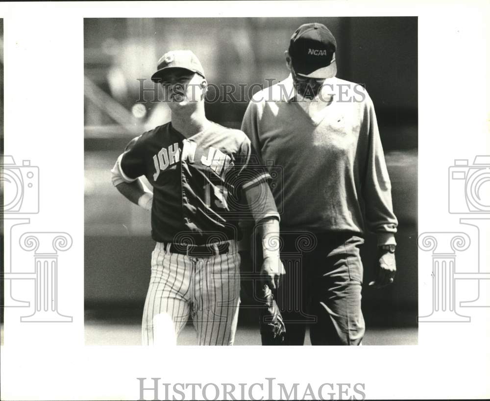 1990 Press Photo Baseball&#39;s Steve Lewis, John Jay College, Leaves Field Injured- Historic Images