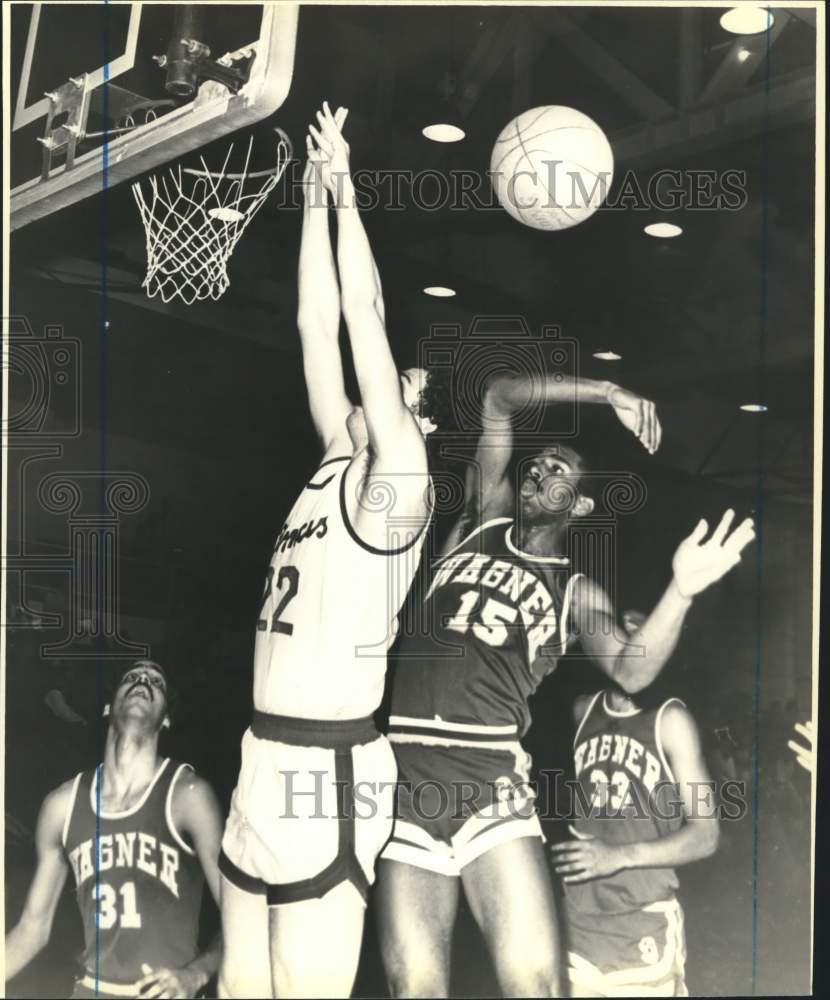 1980 Press Photo Arvie Powell, Wagner College Basketball, Knocks Ball Away - Historic Images