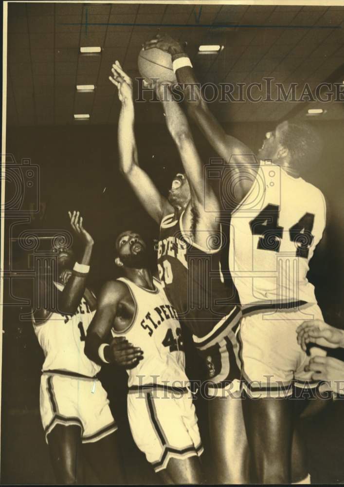 1980 Press Photo Wagner College Basketball Player Fights St. Peter's for Ball - Historic Images