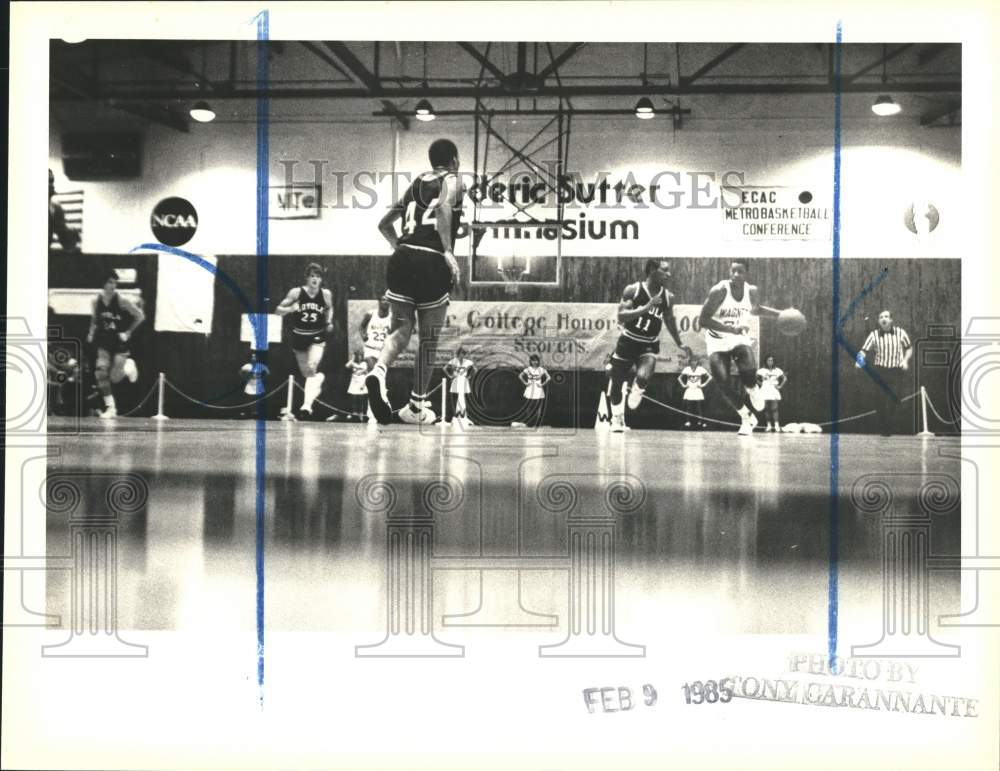 1985 Press Photo Wagner basketball player brings ball upcourt against Loyola - Historic Images