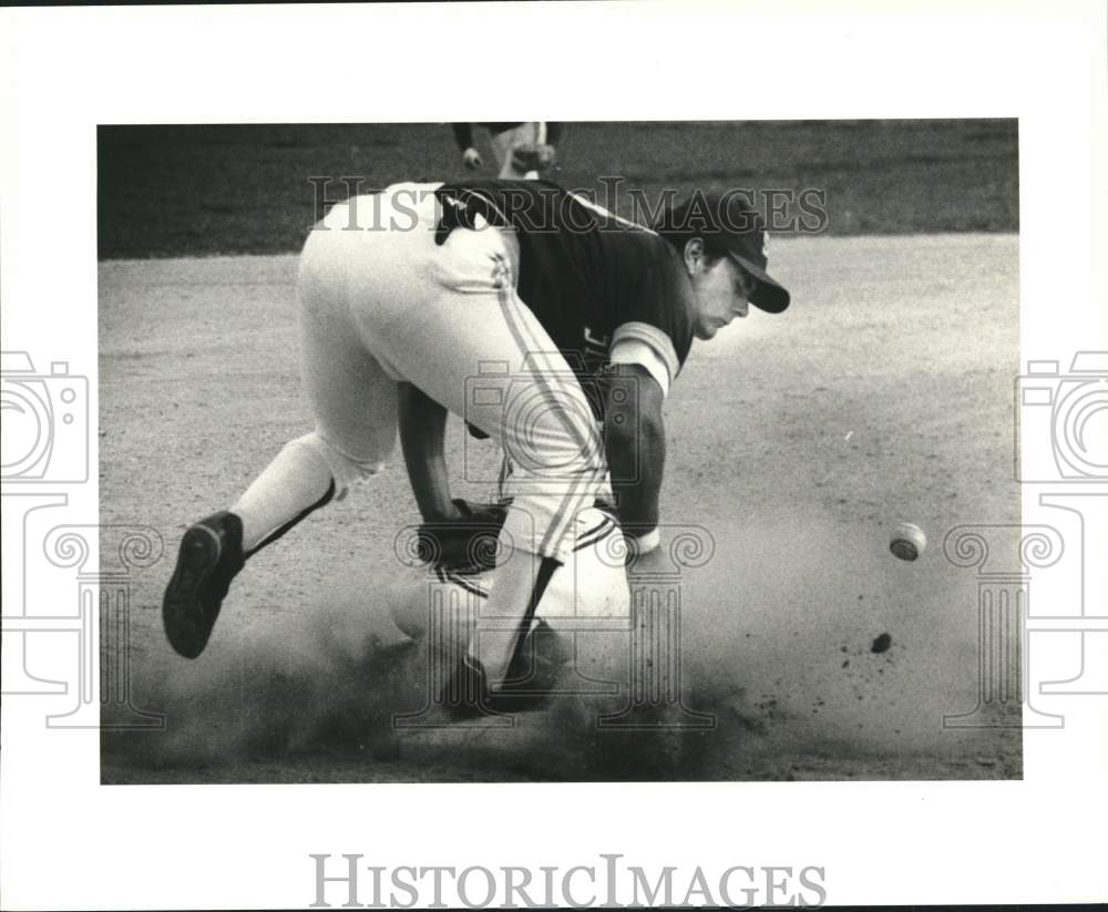 1982 Press Photo CSI baseball 3rd baseman misses the catch on Lehman steal - Historic Images