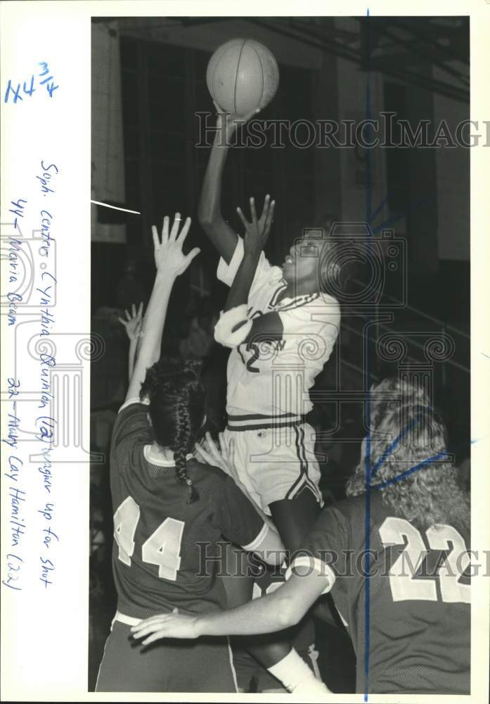 1988 Press Photo Cynthia Quinlan, Wagner College Basketball Jumps for Shot- Historic Images