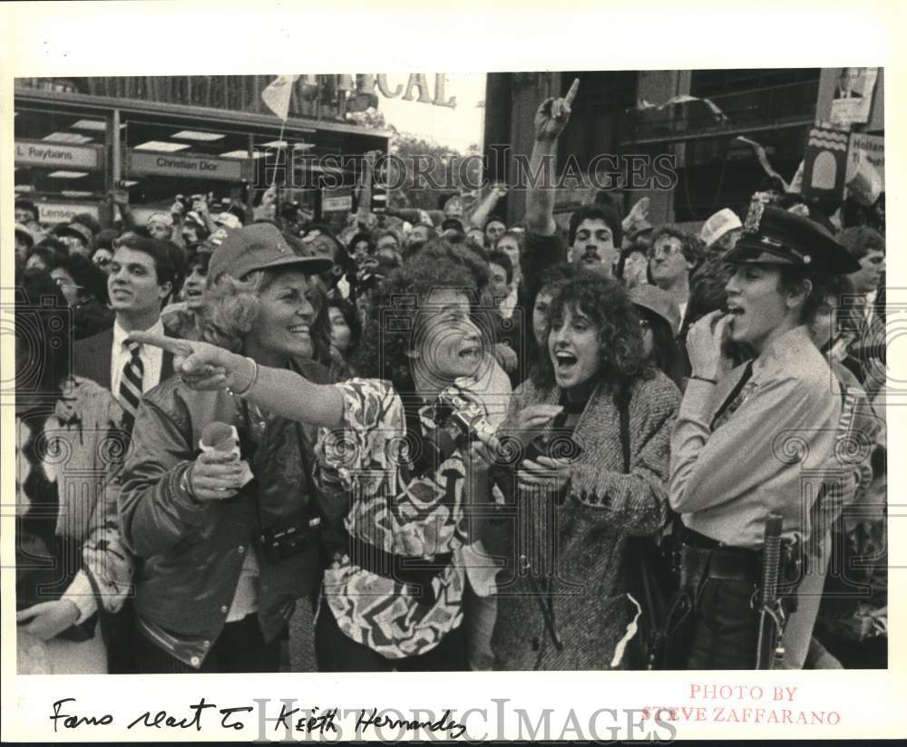 1986 Press Photo Mets fans react as first baseman Keith Hernandez drives by - Historic Images