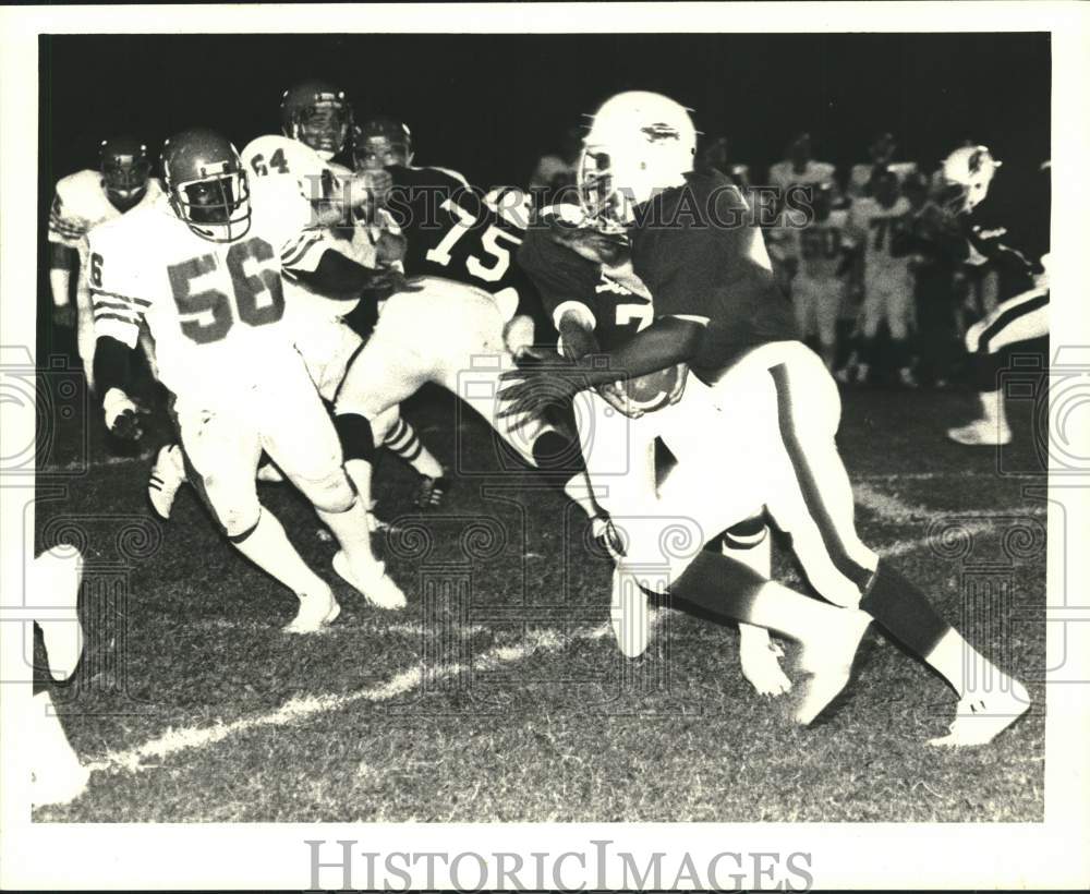 Press Photo Wagner College football players get legs tangled during a handoff- Historic Images