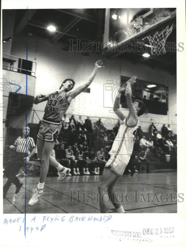 1987 Press Photo Rob Roesch, College of Staten Island Basketball, Makes Layup - Historic Images
