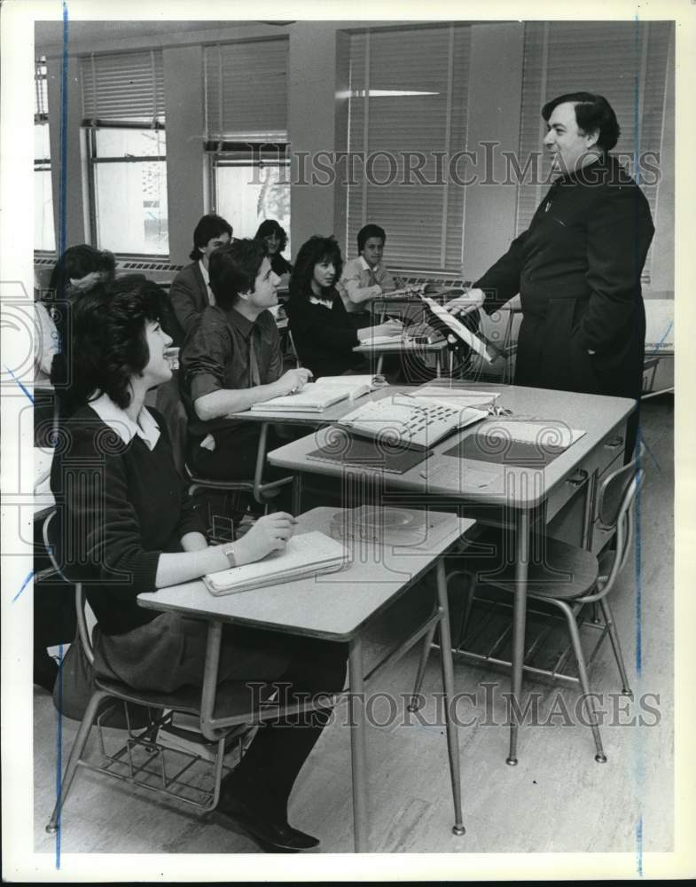 1985 Press Photo Reverend Anthony D. Marchitelli at St. Joseph by the Sea School - Historic Images