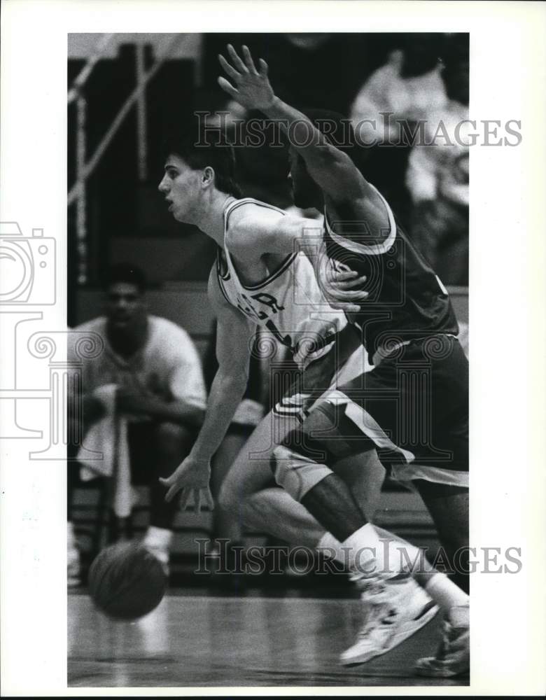 1981 Press Photo Billy Kurisko, Wagner Basketball Player at Rider Game - Historic Images