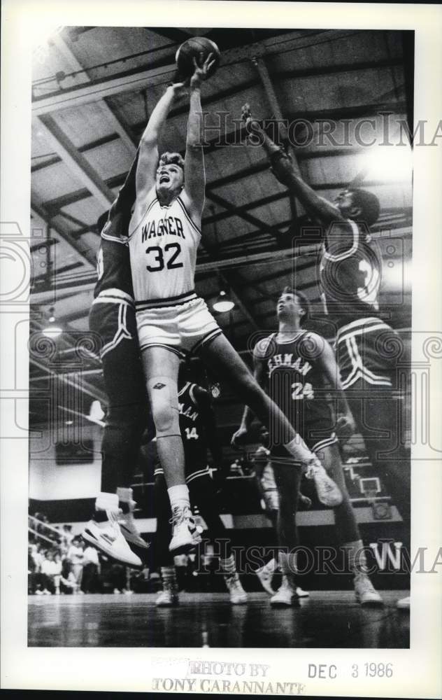 1986 Press Photo Wagner Basketball Player at Lehman Game- Historic Images