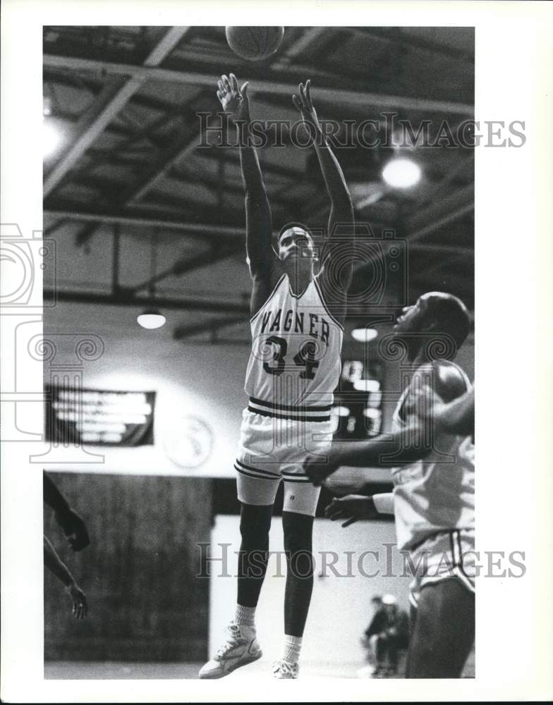 1990 Press Photo Wagner College Basketball&#39;s #34 Nick Frederick Shoots at Basket- Historic Images