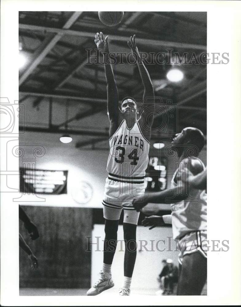 1990 Press Photo Wagner College Basketball's #34 Nick Frederick Shoots at Basket- Historic Images