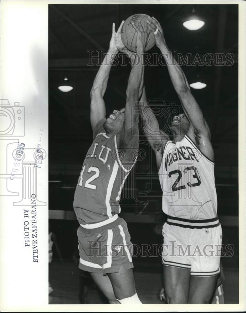 1985 Press Photo Wagner College Basketball Player at Game with Opponent - Historic Images