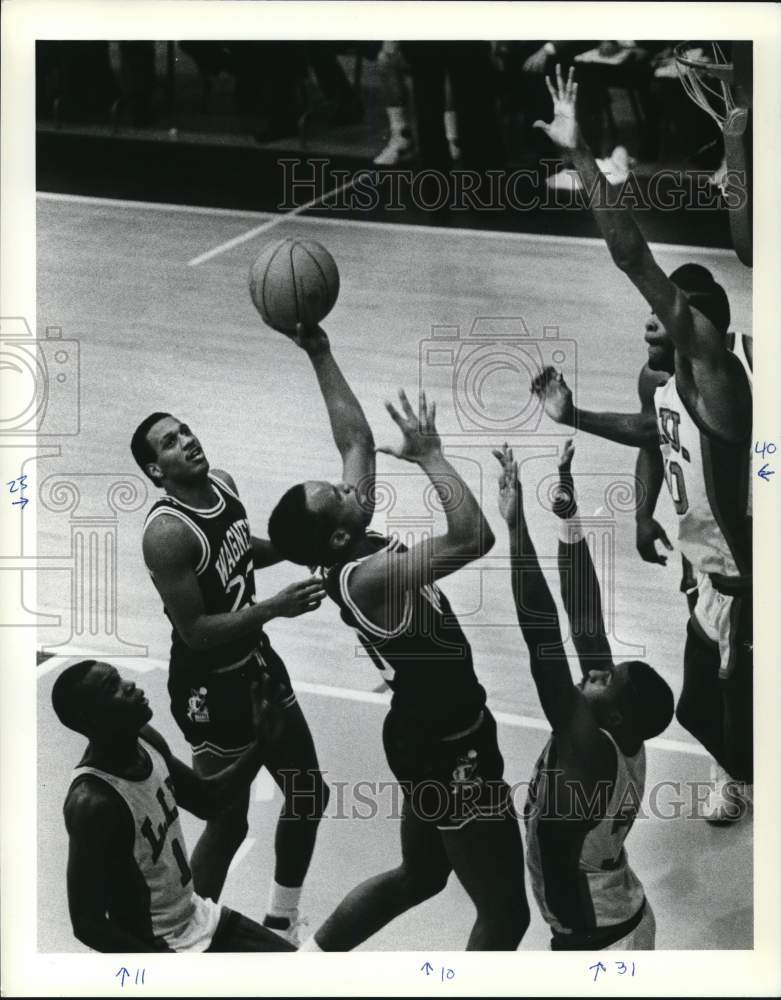 1985 Press Photo Wagner College Basketball Team Players On Court 1985-press-photo-wagner-college-basketball-team-players-on-court