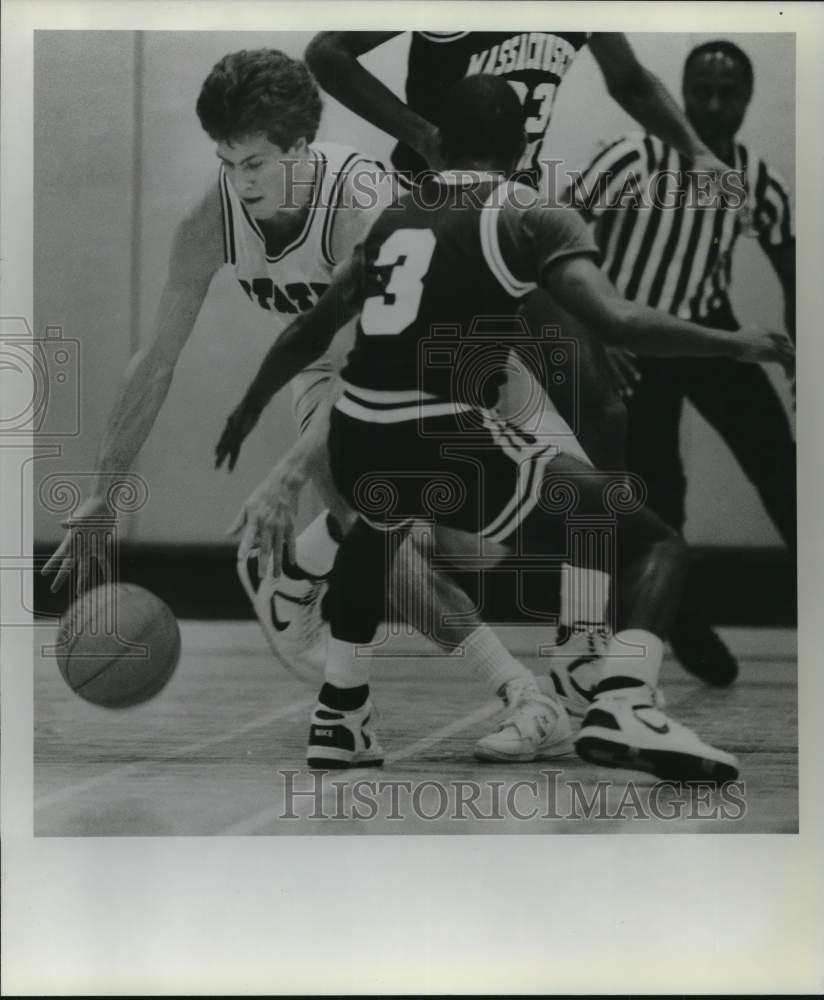 1986 Press Photo Tom Hanafin and Troy Smoot at Wagner Basketball Game - Historic Images