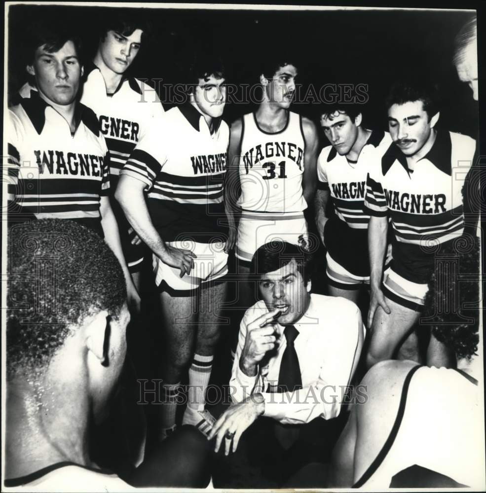 1980 Press Photo P.J. Carlsimo with Wagner College Basketball Team - Historic Images