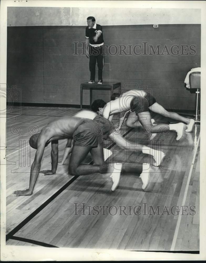 1971 Press Photo Physical Coordination Test Given at Arthur Kill Rehab Center - Historic Images