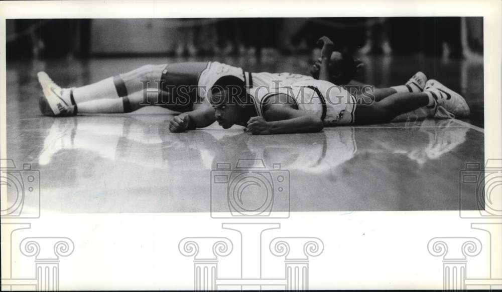 Press Photo Wagner College basketball players collide on the court - Historic Images