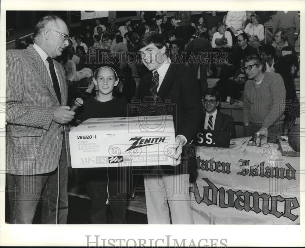 1987 Press Photo Advance's Les Trautman with basketball game giveaway - Historic Images