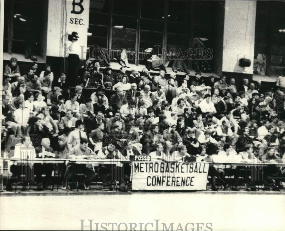 Press Photo Wagner basketball fans and officials at Metro Basketball Conference - Historic Images