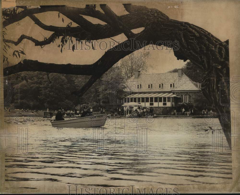 1968 Press Photo Harbor Police use outboard boat to patrol Clove Lakes Park- Historic Images