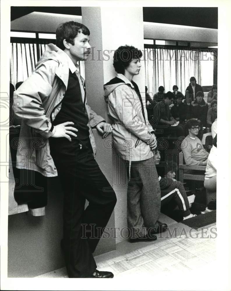 Press Photo Wagner basketball coach Neil Kennett and students gather in assembly - Historic Images