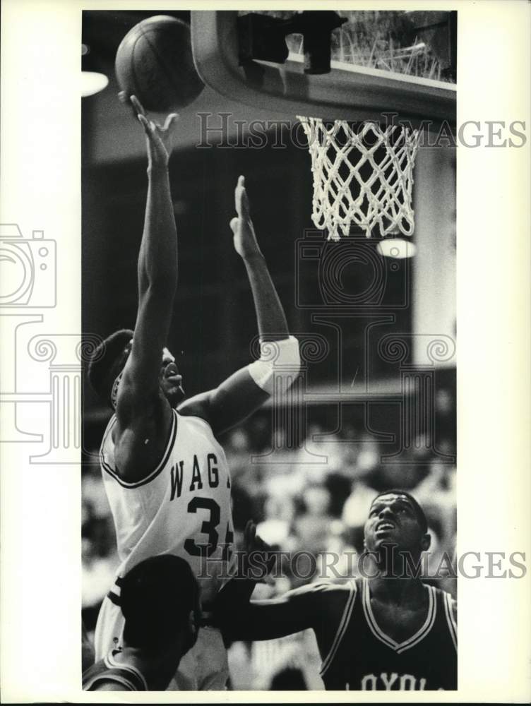 Press Photo Wagner College Basketball's #34 Nick Frederick Shoots Over Loyola - Historic Images