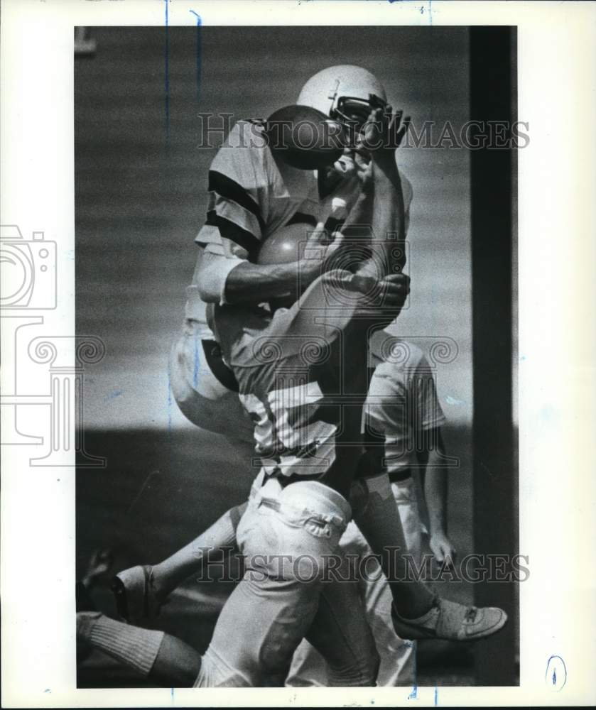 1983 Press Photo Wagner College Football Player John Von Ahnen in Game Action - Historic Images