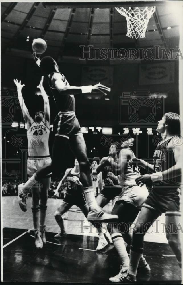 1981 Press Photo Wagner College Basketball Game Action - sia31818 - Historic Images