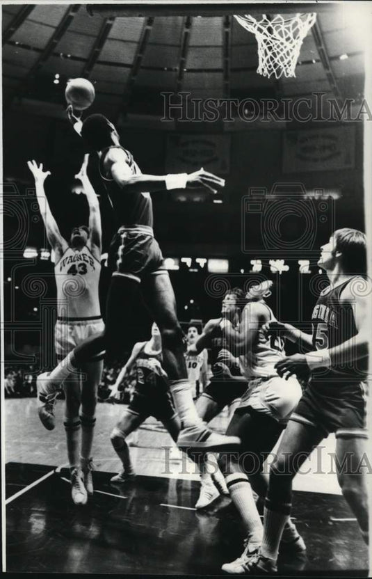 1981 Press Photo Wagner College Basketball Game Action - sia31818 - Historic Images