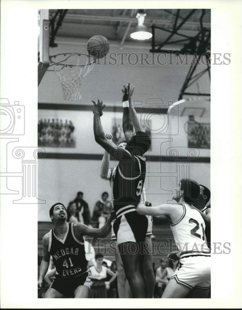 Press Photo College of Staten Island Basketball Game Action Against Medgar Evers - Historic Images
