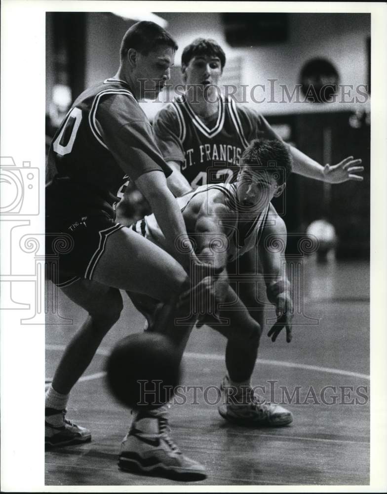 Press Photo Wagner basketball&#39;s Billy Kurisko passes between St. Francis players- Historic Images
