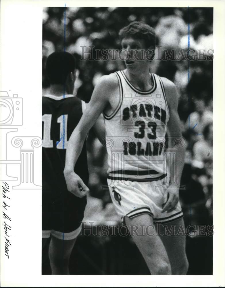 Press Photo College of Staten Island Basketball Player #33 Rob Roesch - Historic Images