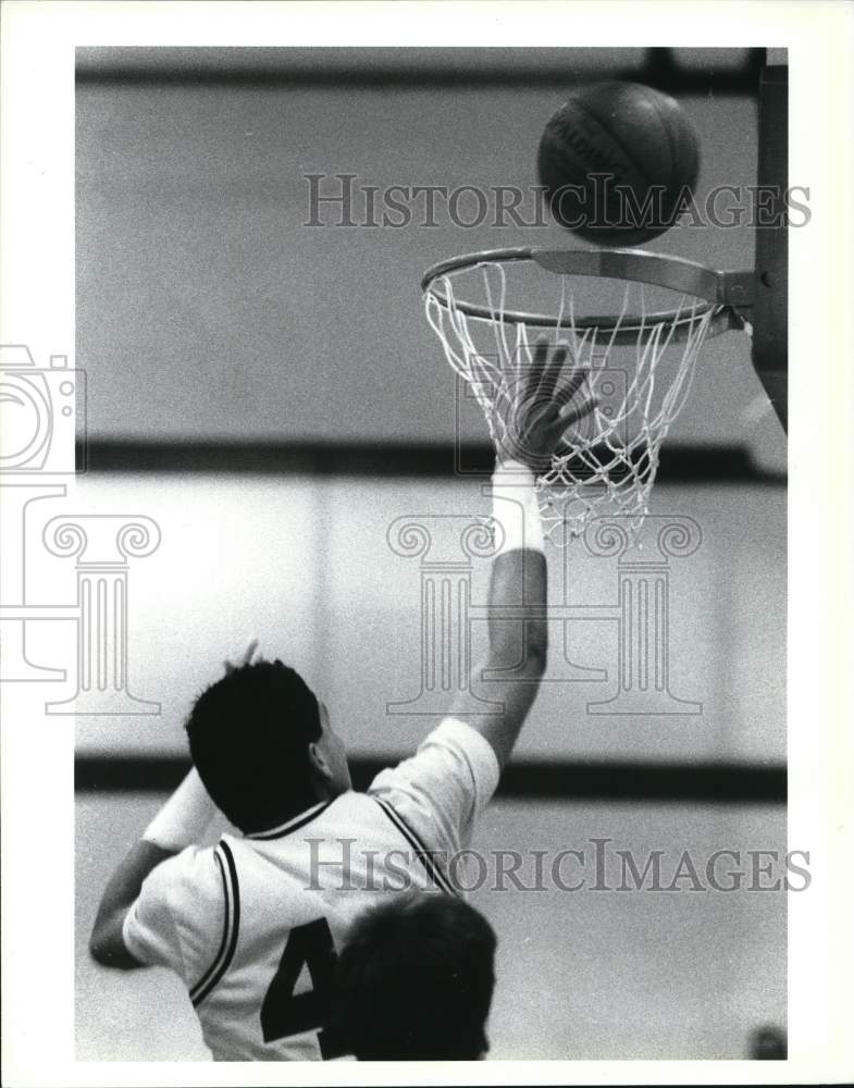 Press Photo College of Staten Island Basketball Player #44 Willie Torres Shoots - Historic Images