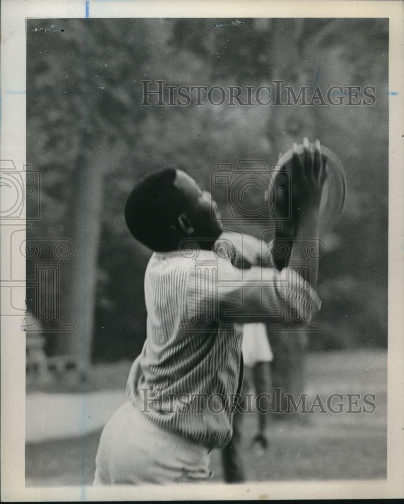 1970 Press Photo Michael Henry, 13, Playing with Frisbee - sia32037- Historic Images