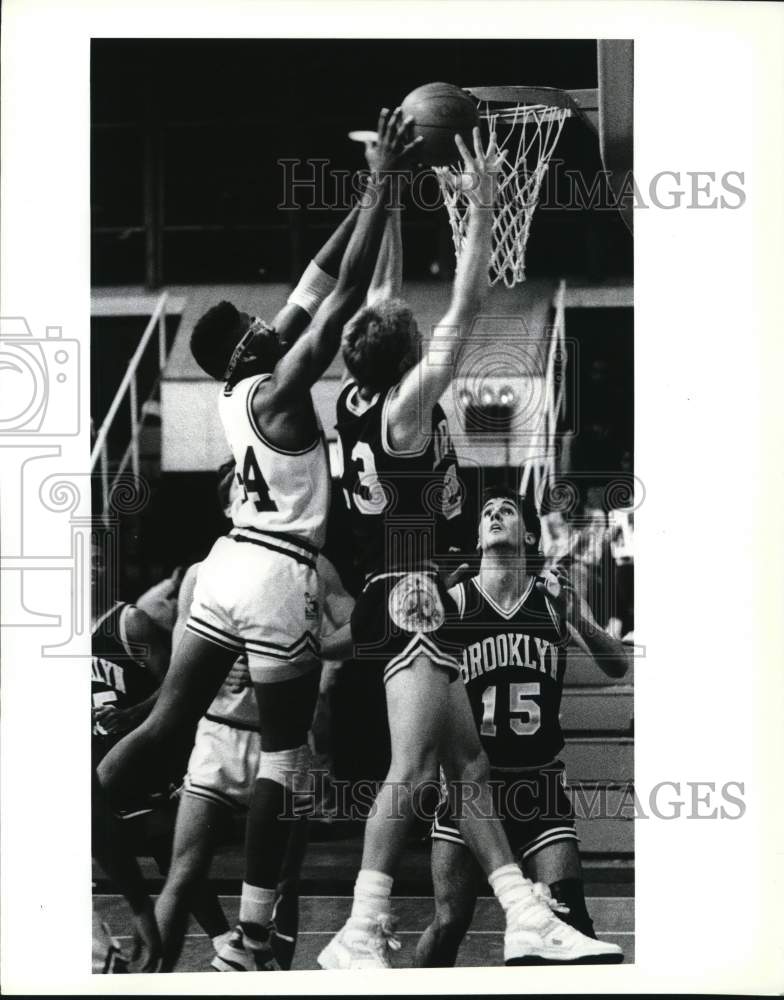 1989 Press Photo Wagner College Basketball&#39;s Nick Frederick Jumps for Basket - Historic Images