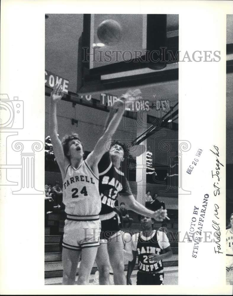1983 Press Photo Farrell basketball&#39;s #24 shoots against St. Joseph&#39;s players- Historic Images