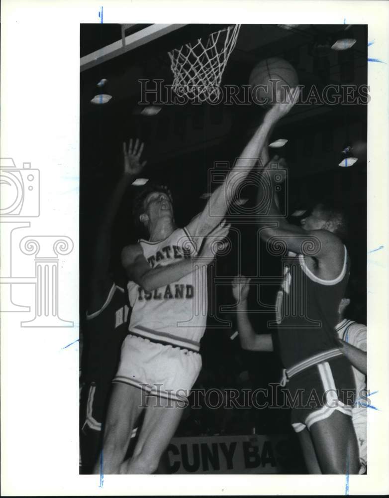 Press Photo College of Staten Island basketball&#39;s Roesch goes for layup shot - Historic Images