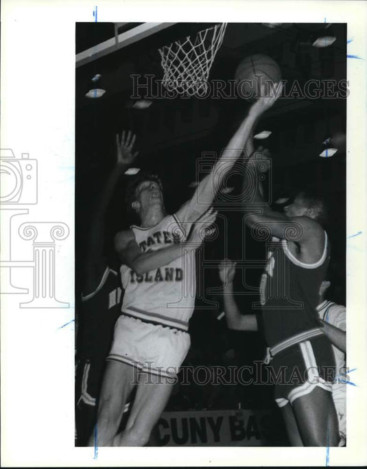 Press Photo College of Staten Island basketball's Roesch goes for layup shot - Historic Images