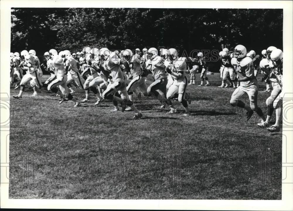 Press Photo Wagner College football team preps for intramural scrimmage - Historic Images