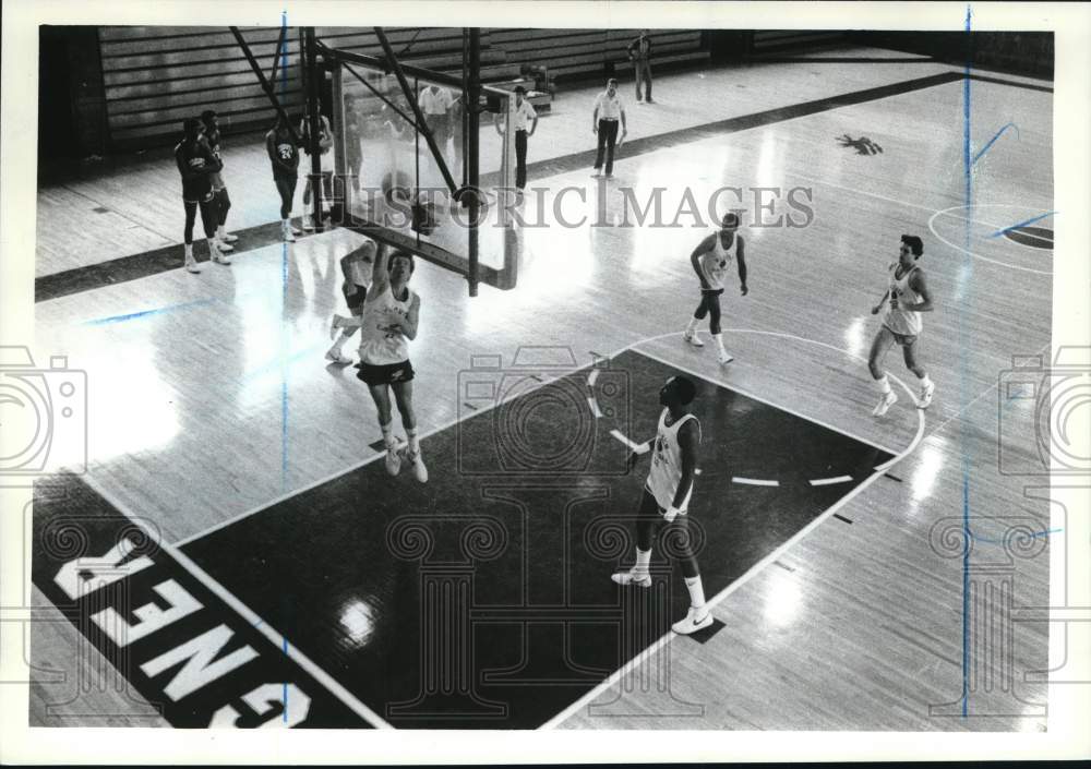 1982 Press Photo Wagner College basketball team in practice - sia32171 - Historic Images