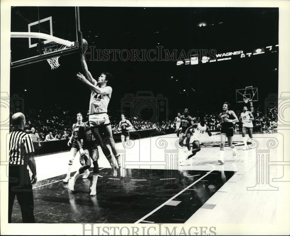 Press Photo Wagner College basketball's #44 makes huge jump shot during game- Historic Images