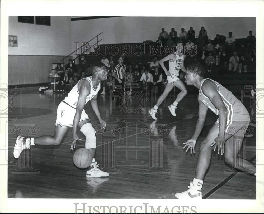 1987 Press Photo CSI basketball players move ball upcourt against Old Westbury - Historic Images