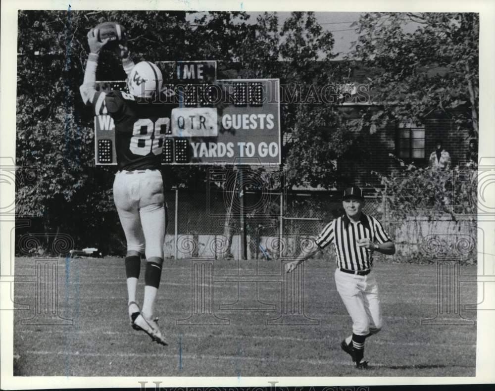 Press Photo Wagner College Football Player Grabs Ball Out of the Air- Historic Images