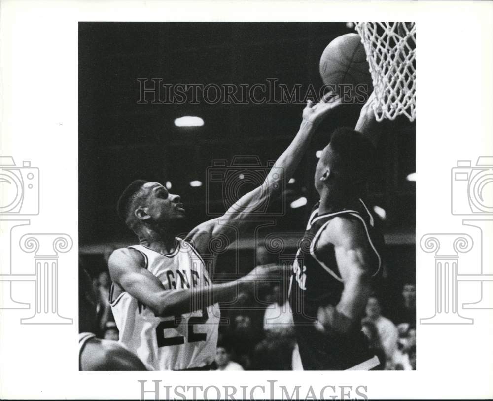 Press Photo Wagner College Basketball #22 Pat Burke Blocked by #21 Tony Walker- Historic Images