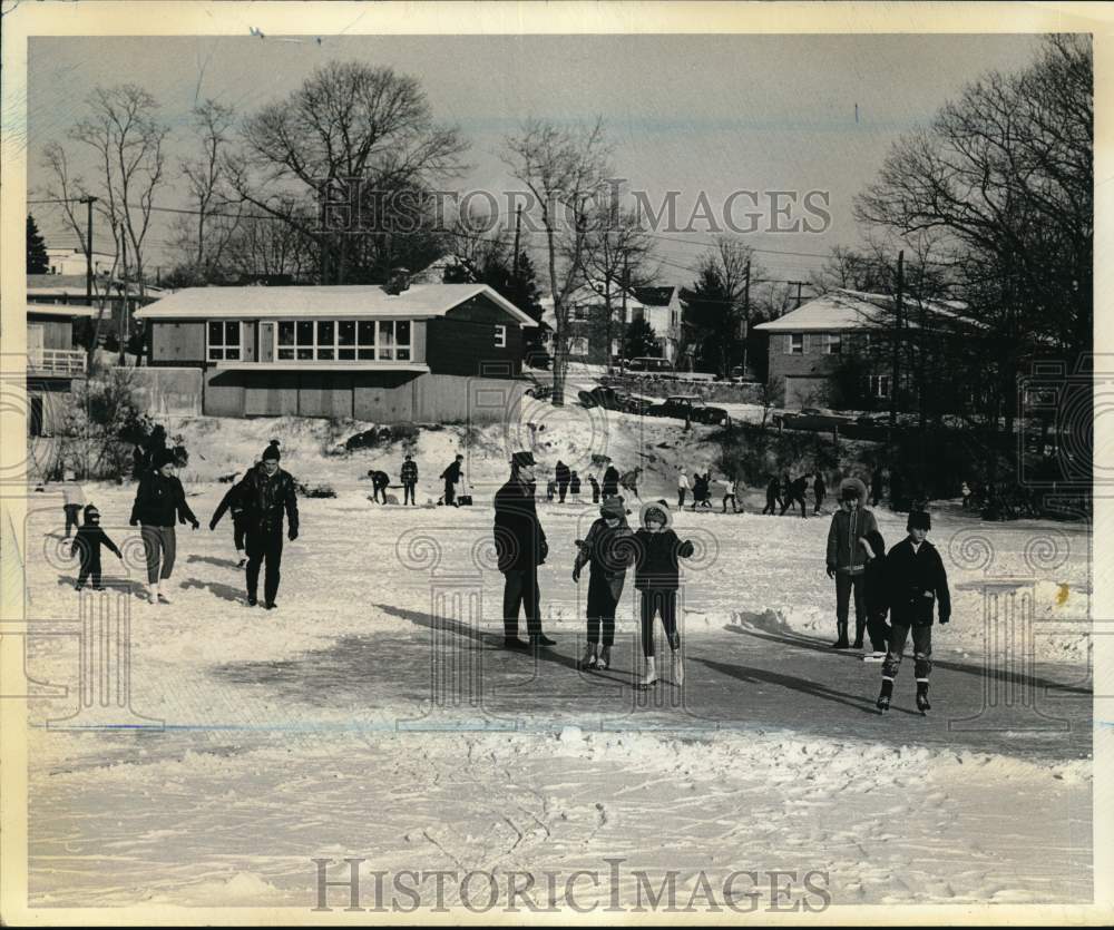 1968 Press Photo People shovel snow off Cameron Lake, Grassmire, for ice skating- Historic Images