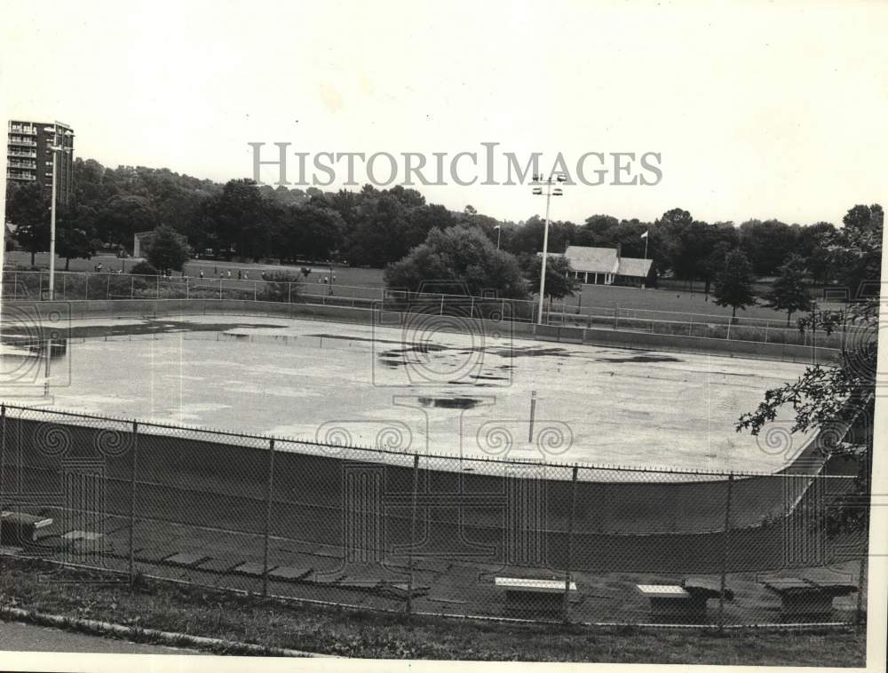 1974 Press Photo War Memorial Skating Rink in Clove Lakes Park Empty in Summer - Historic Images